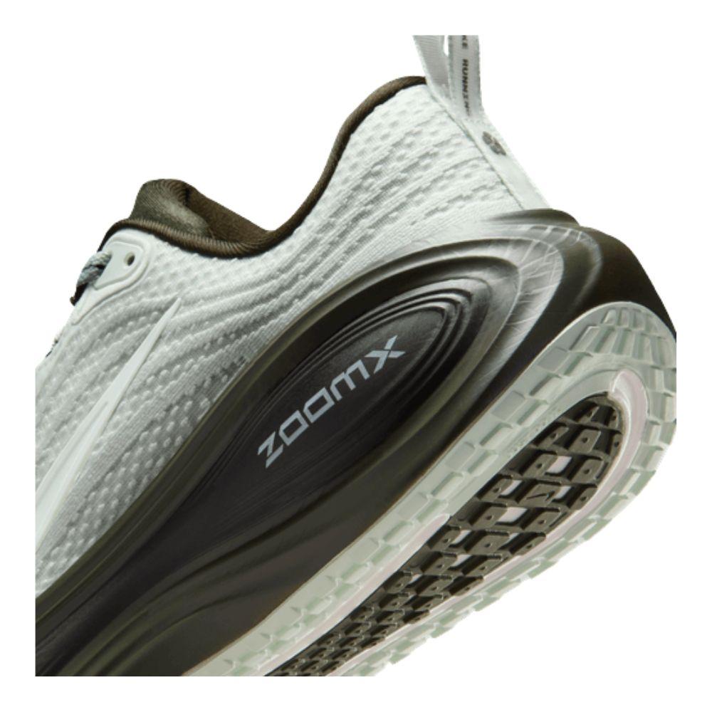 NIKE VOMERO PLUS SE รองเท้าวิ่งถนนผู้หญิง - Rev Online